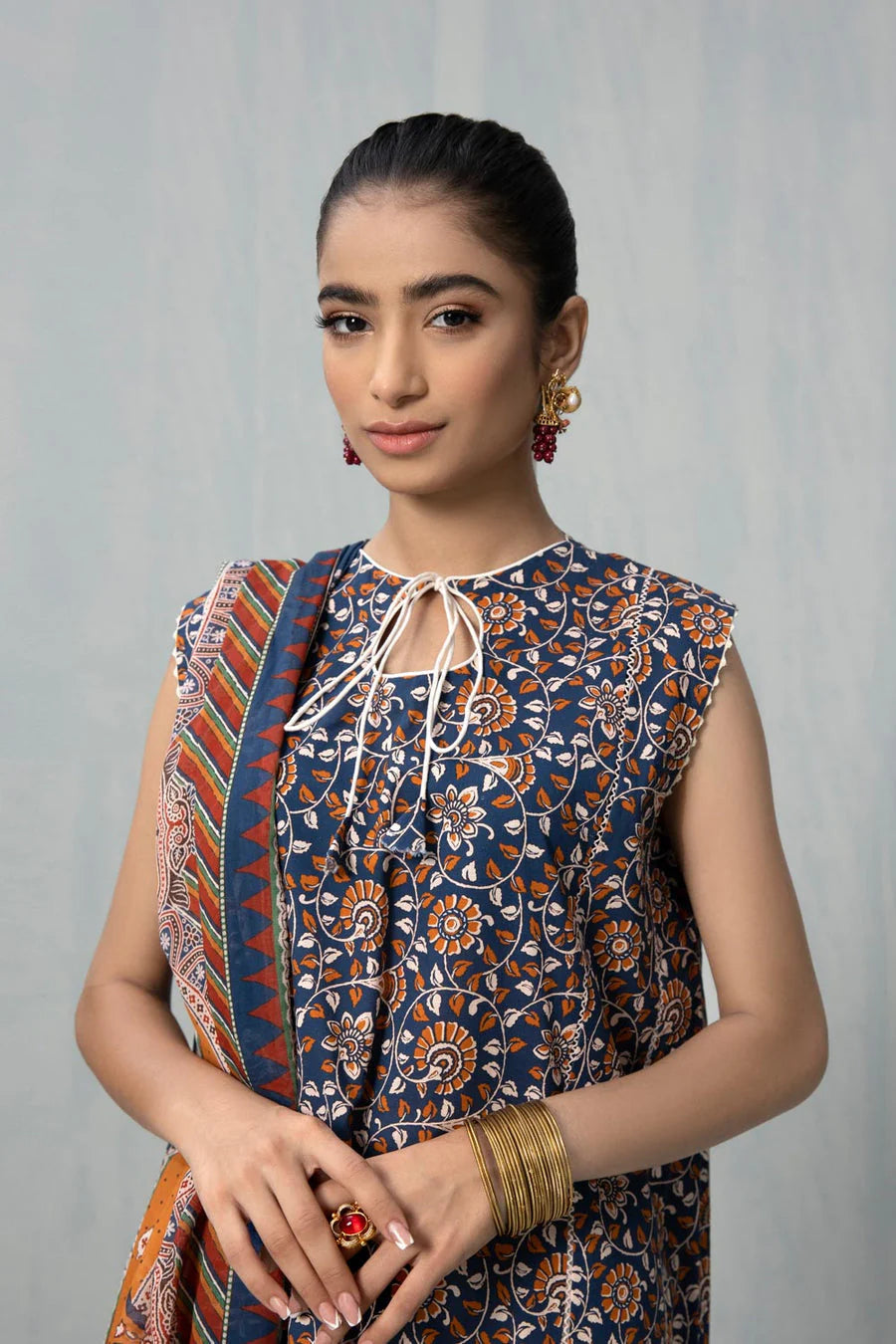 Sapphire original factory leftover| U3-DY22V5-3WS Unstitched
Printed Lawn Collection 2025
Volume-04 by Sapphire